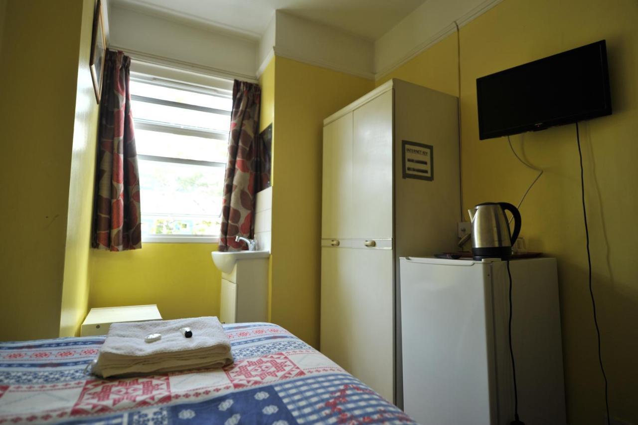 Acton Town Hotel London Exterior photo
